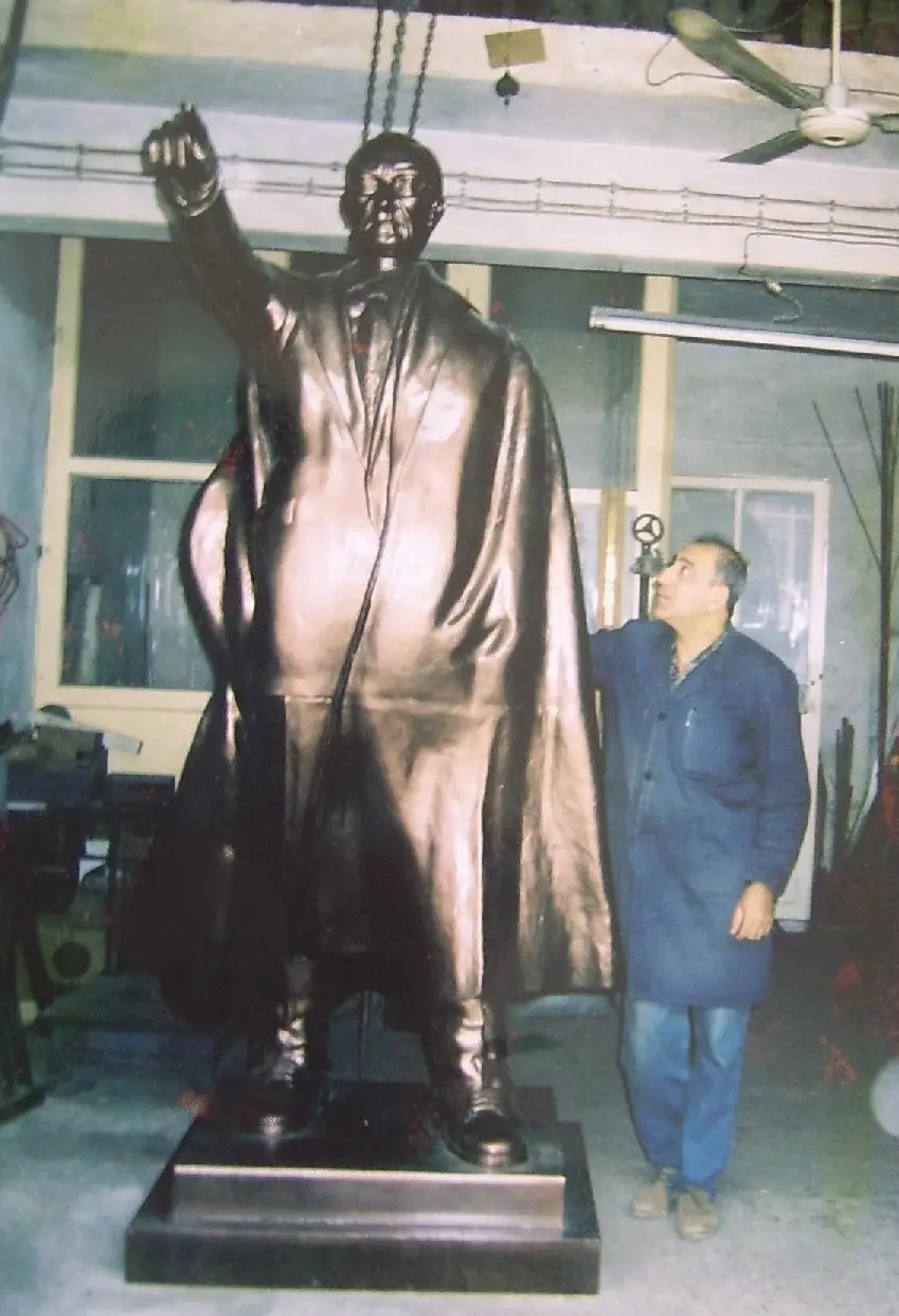 Atatürk Anıt Heykeli