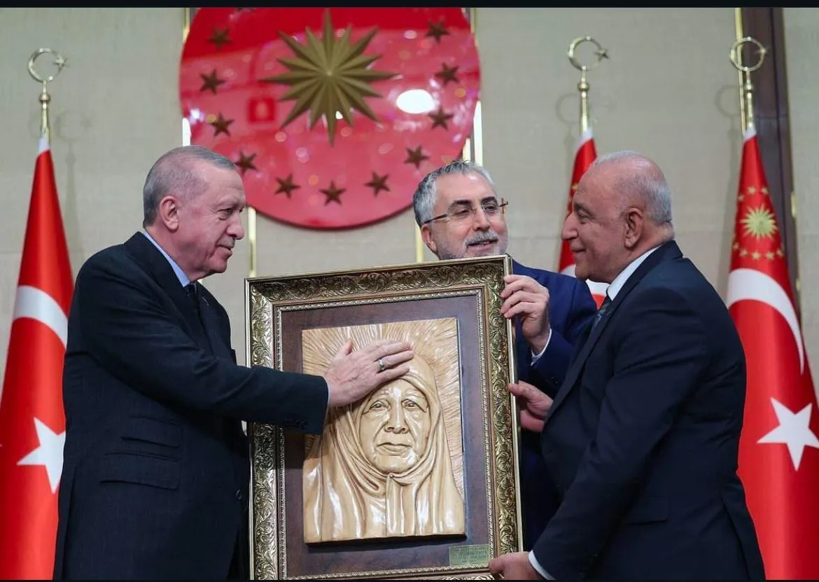 Cumhurbaşkanı Erdoğan'ı duygulandıran hediye